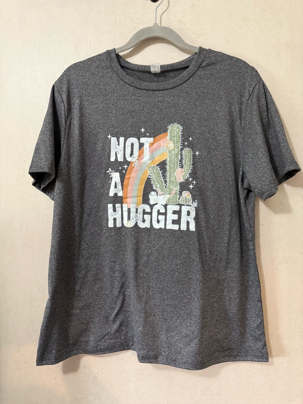 Graphic Tee “Not a Hugger” – Cactus Rainbow – Size L – Gray